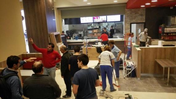 Personal de limpieza trabajando en local de nueva apertura