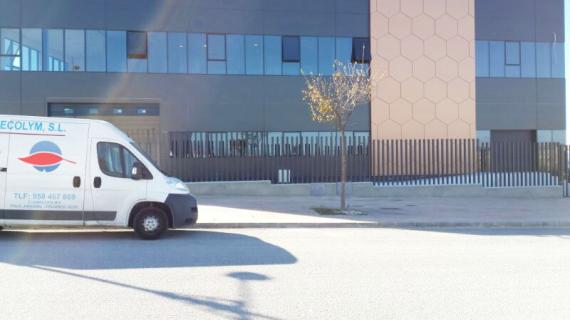Fotografía furgoneta Ecolym Limpiezas en Granada frente edificio industrial